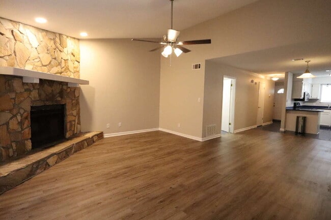 Photo - "Charming 2-Bed Townhouse with Cozy Fireplace in Prime Fort Walton Beach Location!" Unit 26