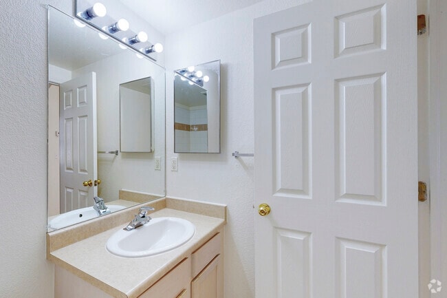 1BR, 1BA - 719SF - Bathroom