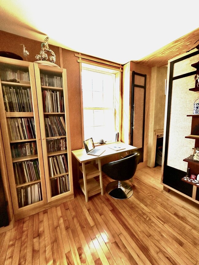 Living Room - upstairs - 241 Cumberland Ave Unit Sunny Furnished Downtown