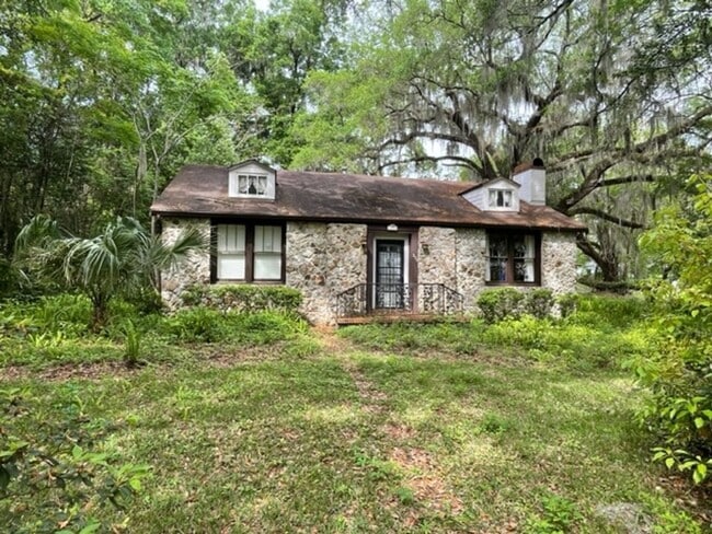 Photo - Beautiful 4 Bedroom, 2 Bathroom House Near...