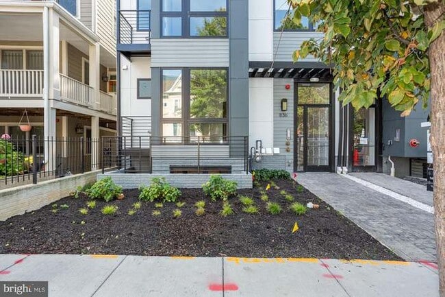 Building Photo - 836 Varnum St NW Unit 202