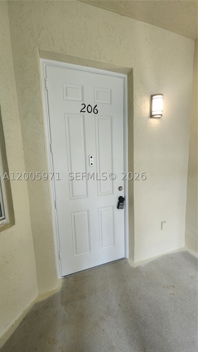 Building Photo - 3600 Oaks Clubhouse Dr Unit 206