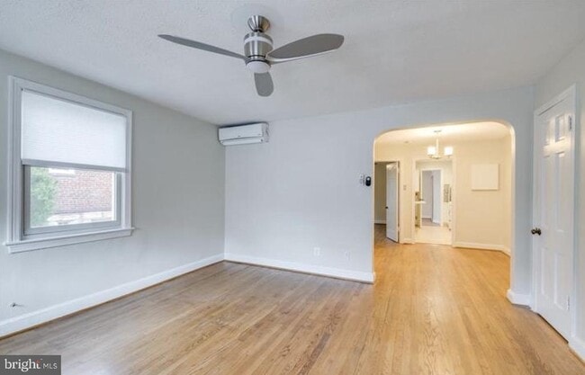 Building Photo - 1509 N Rhodes St Unit 2