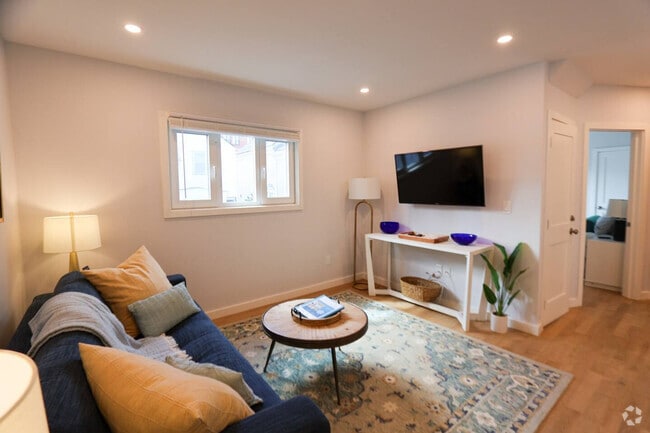 Building Photo - 75 Thorndike St Rental