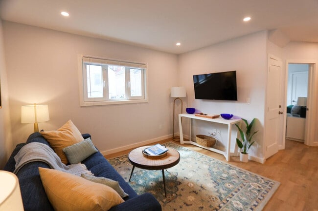 Building Photo - 75 Thorndike St Rental