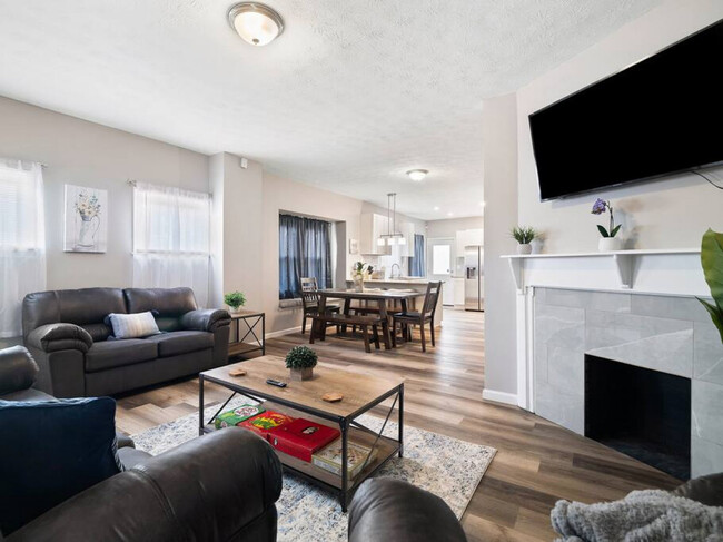 Building Photo - 1415 W 57th St Rental