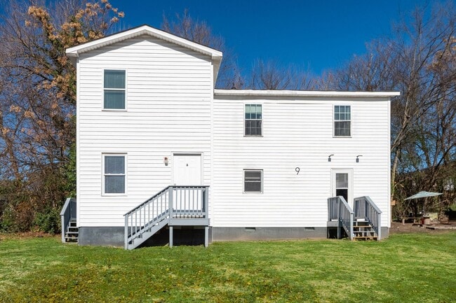 Building Photo - 2 Bedroom Duplex: Available Now