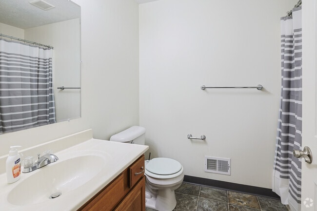 2BR, 2BA - 1,300SF - Bathroom 1