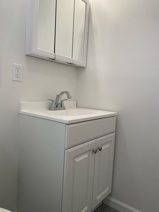 updated bathroom - 4530 Lafayette Avenue Unit #4
