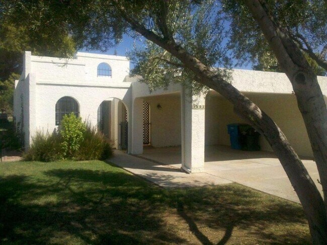 Building Photo - 3 bedroom in PHOENIX AZ 85020 Rental