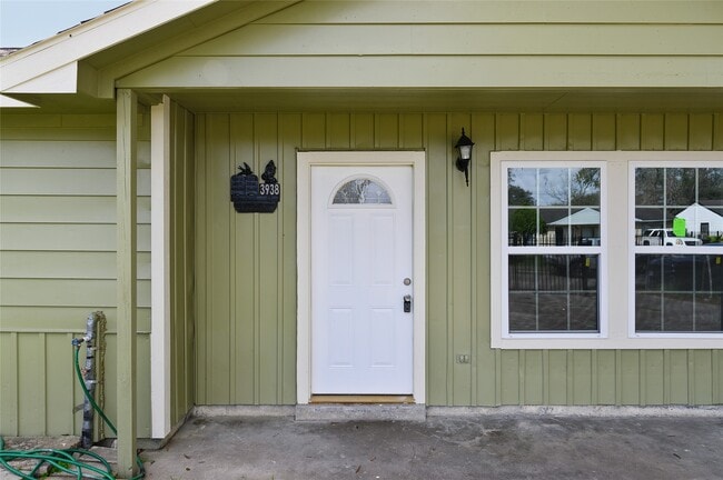 Photo - 3938 Daphne St