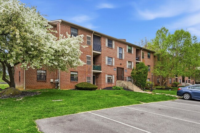 Building Photo - 2 Bedroom 1 Bathroom first floor Goshen Valley flat!
