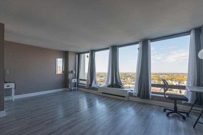 Photo - 5445 N Sheridan Rd