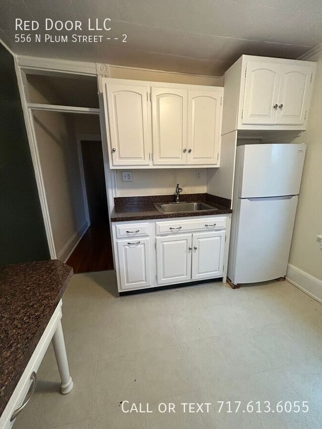 Building Photo - 556 N Plum St Unit 2