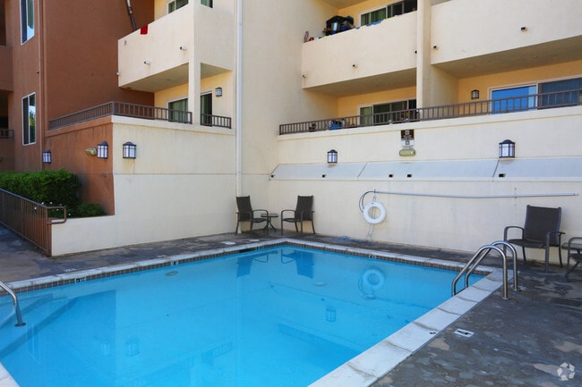 Piscina - Villa Vincennes Apartments