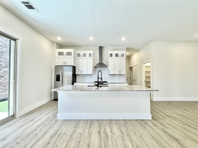 Photo - 8513 Shoreham