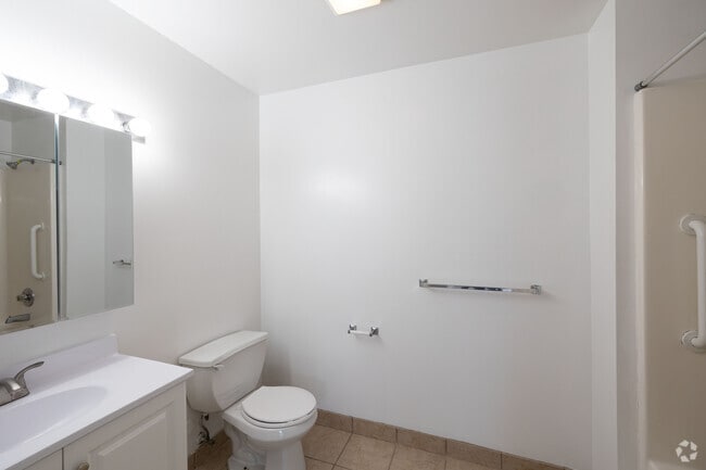2BR, 2BA - 782SF