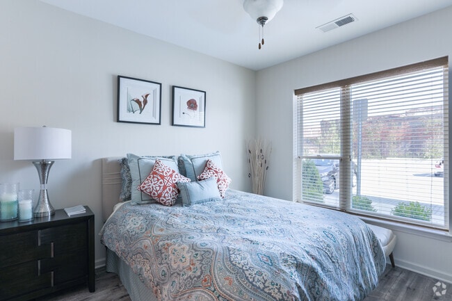1BR, 1BA - 808 SF