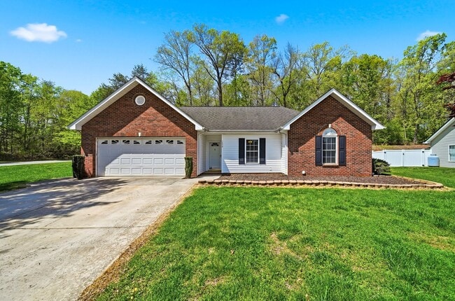 Building Photo - Beautiful 3BR Ranch on Corner Lot in Conover