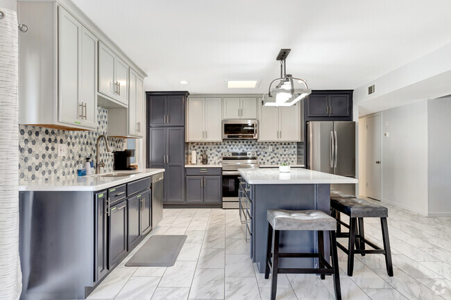 Building Photo - 1524 E Broadmor Dr Rental