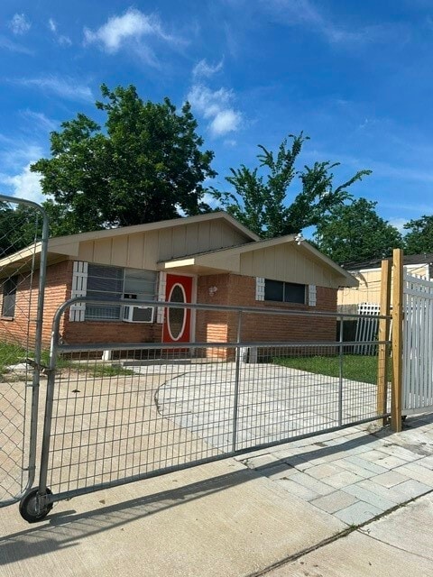 Building Photo - 4418 Ludwig Ln