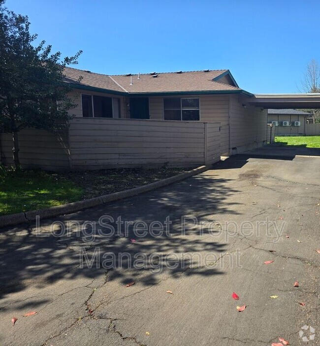 Building Photo - 3326 NE Lancaster St Unit Apt 4