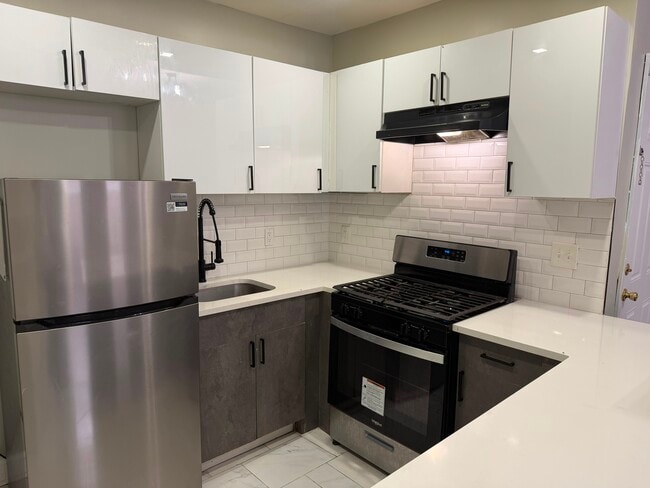 Building Photo - 495 Clinton Ave Unit 1