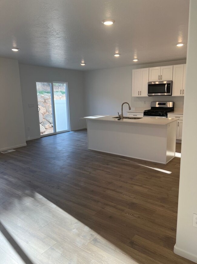 Photo - Beautiful spacious 3 bedroom, 2.5 bathroom house located in Cedar City!