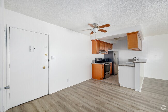 1BR, 1BA - 740SF - Dining Room