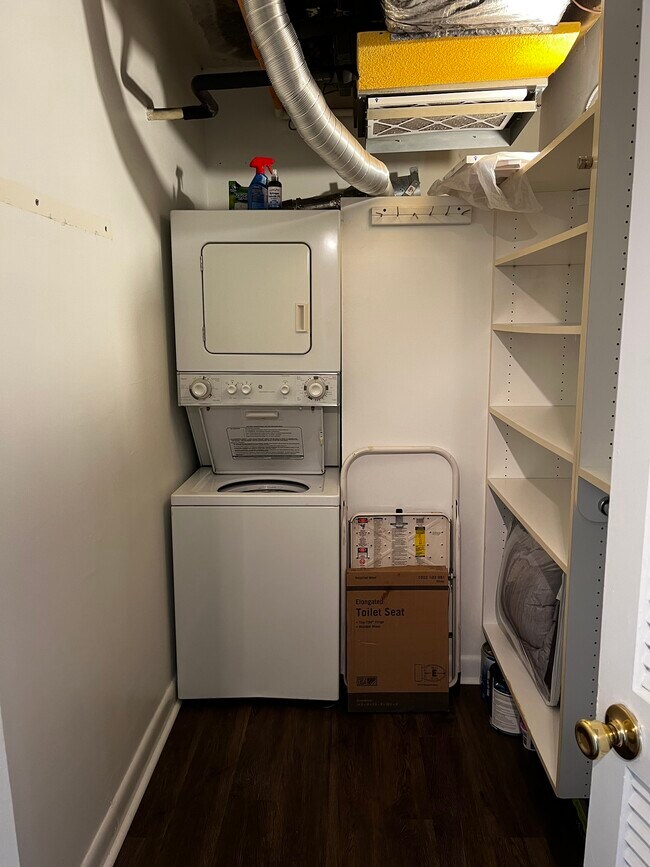 Laundry and closet area - 1501 Clairmont Rd Unidad 1311