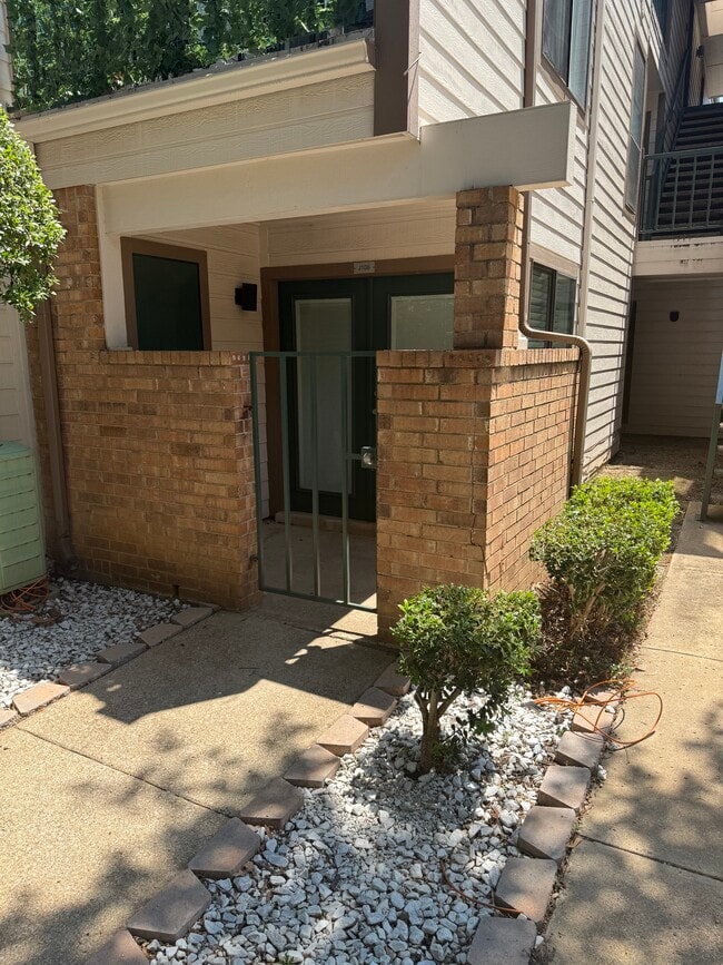 Building Photo - 2310 Bamboo Dr Unit J108