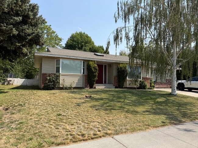 Building Photo - 2137 S Belair Dr