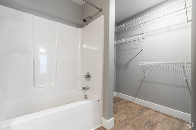2BR, 2BA - 1090SF - Primary Bathroom