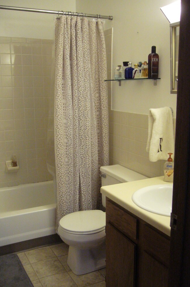 Bathroom - 436 Lodi St