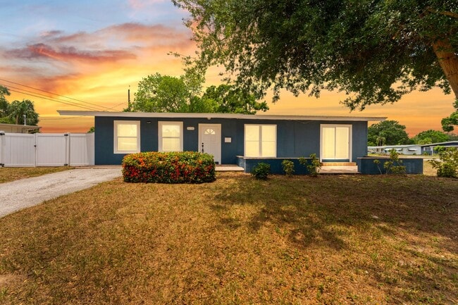 Building Photo - Stunning 3 BR/2 BA home in Heart of St. Pete!