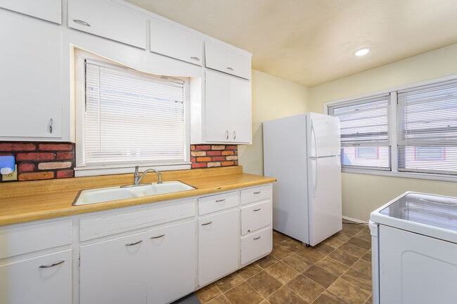 Photo - 6215 Independence St