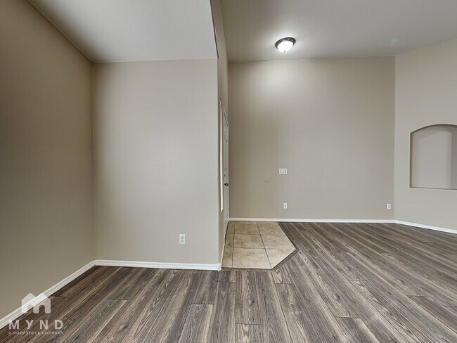 Photo - 1034 E Saddle Way