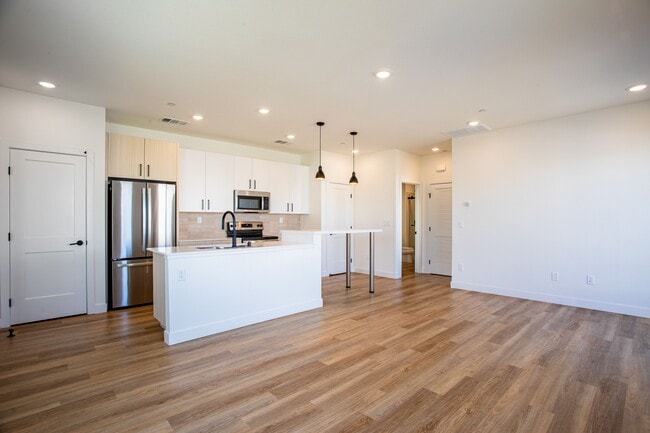 Building Photo - Tanzanite Rental