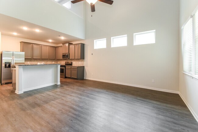 Photo - 321 Lk Wy Cir