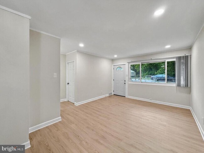 Photo - 7905 Greenleaf Rd