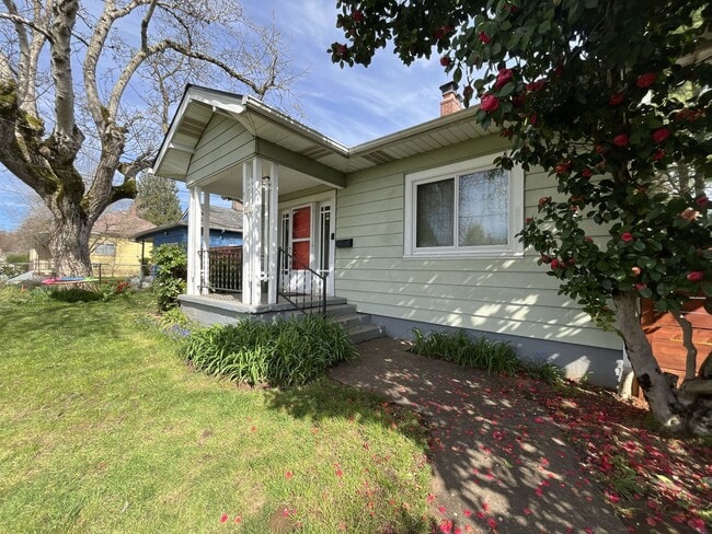 Building Photo - Charming St. Johns Bungalow with Fireplace, Bonus Space & Large Backyard