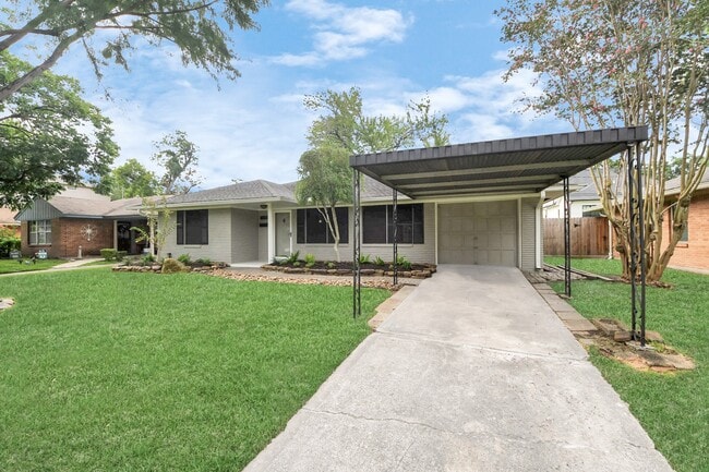 Building Photo - 2215 Gardenia Dr Rental