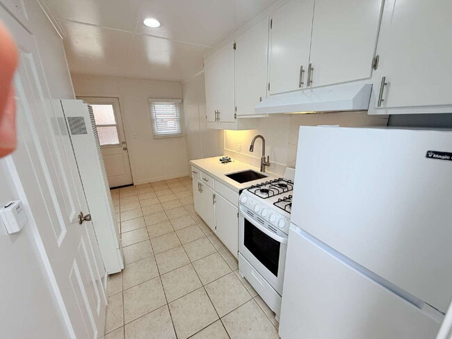 Building Photo - Come home to a cozy cottage on the coast! If you've been looking to make a move to the beach, now... Unit 4