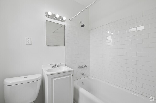 1BR, 1BA - 550SF - Primary Bathroom