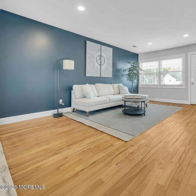 Photo - 1145 Roe Ave