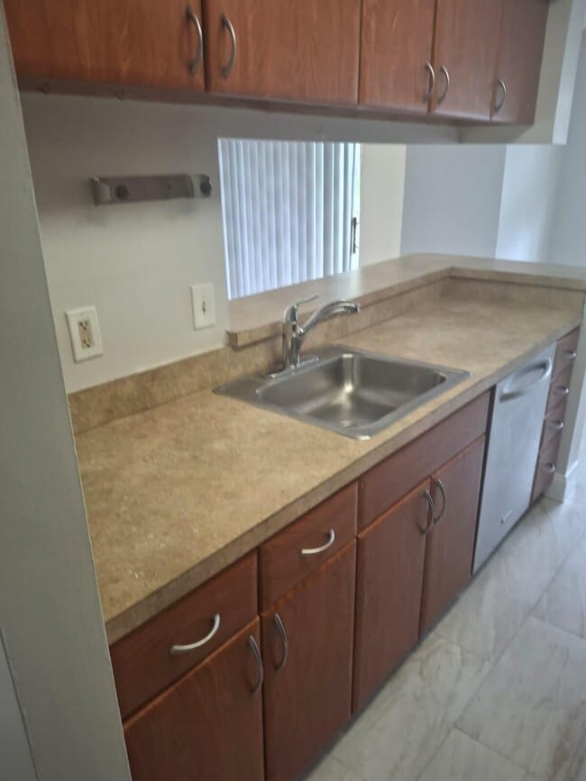 Building Photo - 9833 Westview Dr Unit 813