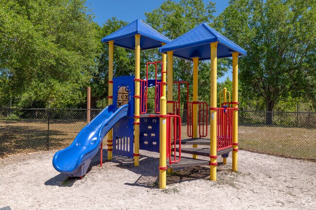 Patio de juegos - Villas at Lake Smart Apartments