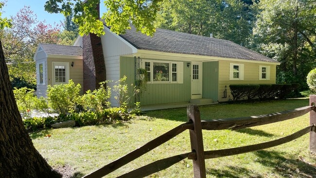 Building Photo - 3 BR House on a Lake 1.5 Baths