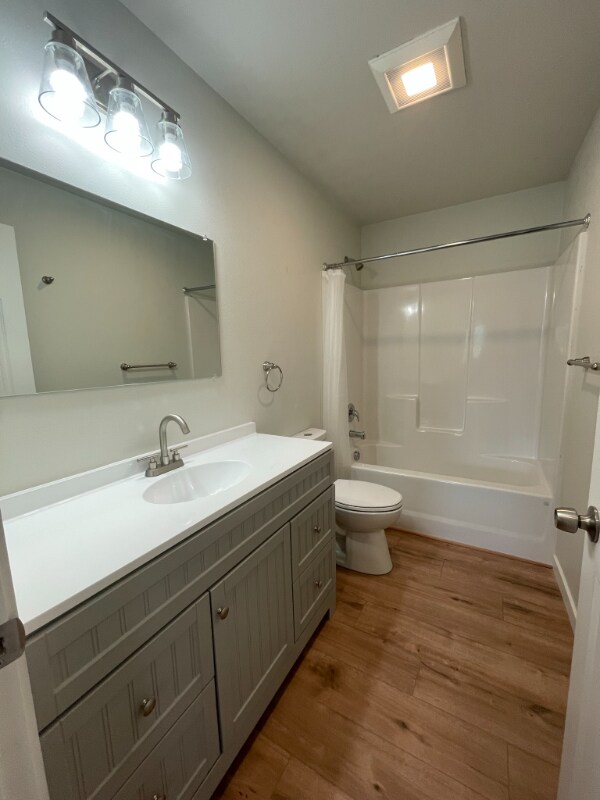 Photo - 1040 W 2nd St Unidad 3A