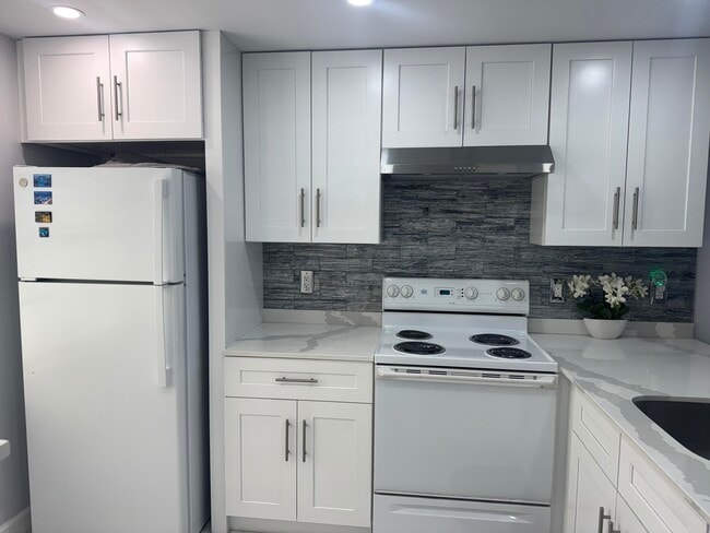 Building Photo - 4801 Martinique Pl Unit B2